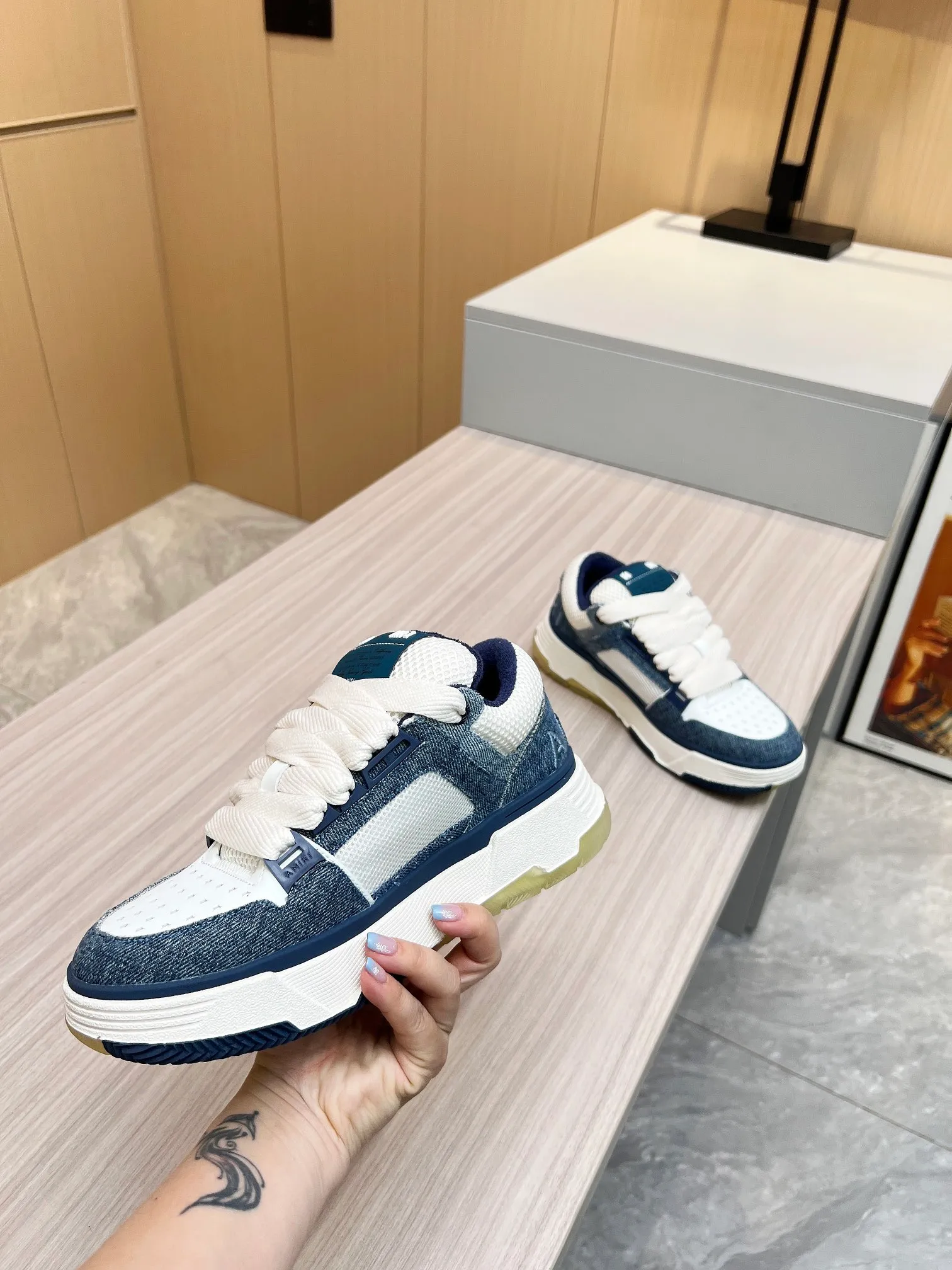 p620💰Men's shoes Amiri Emile's 2023 spring and summer new MA-1 bread shoes, couple models, casual sports shoes, sneakers Amiri gave up the rock punk style in the new season and used a large number of unsaturated colors, Morandi tones, whether you see or wear them, it will make people very happy. The large tongue of the bread shoes continues, shortens the length of the shoe body, thickens the midsole, and the toe part is more rounded. Amiri's brand letters and MA logo appear on the side of the shoe. Fabric: Original customized imported first-layer cowhide + mesh. Lining: Original customized breathable towel lining. Outsole. Foam combination material. Bottom thickness: 4CM. Size: Men's 39-45